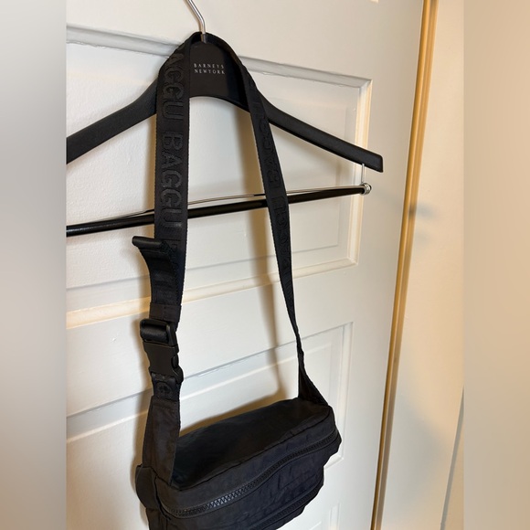 BAGGU Black Fannypack Bag with Dual Zip Pockets - Picture 4 of 14